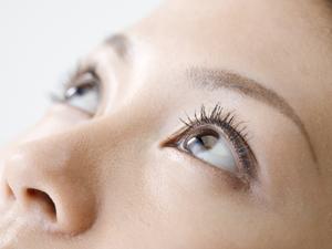 ベイザーとシリンジ法による脂肪吸引を行う美容外科